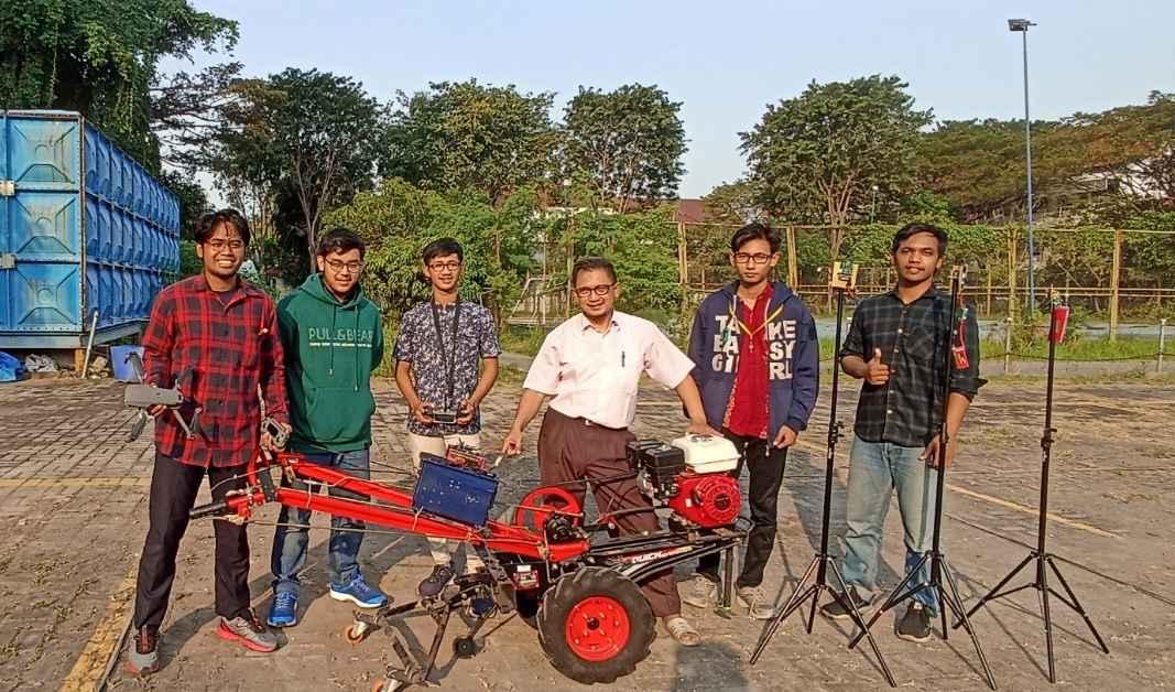 UGV Tractor untuk membajak sawah secara jarak jauh